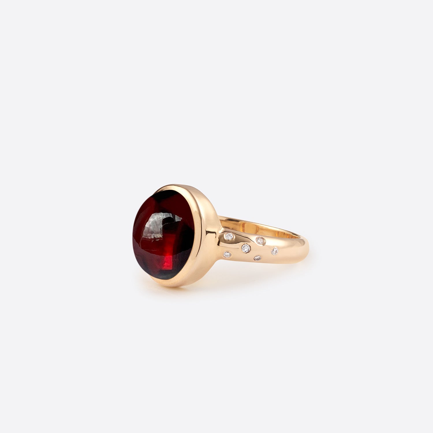 Bague tendance pour femme en argent plaque or rose 18k sertie d une pierre fine grenat rouge et de douze diamants precieux