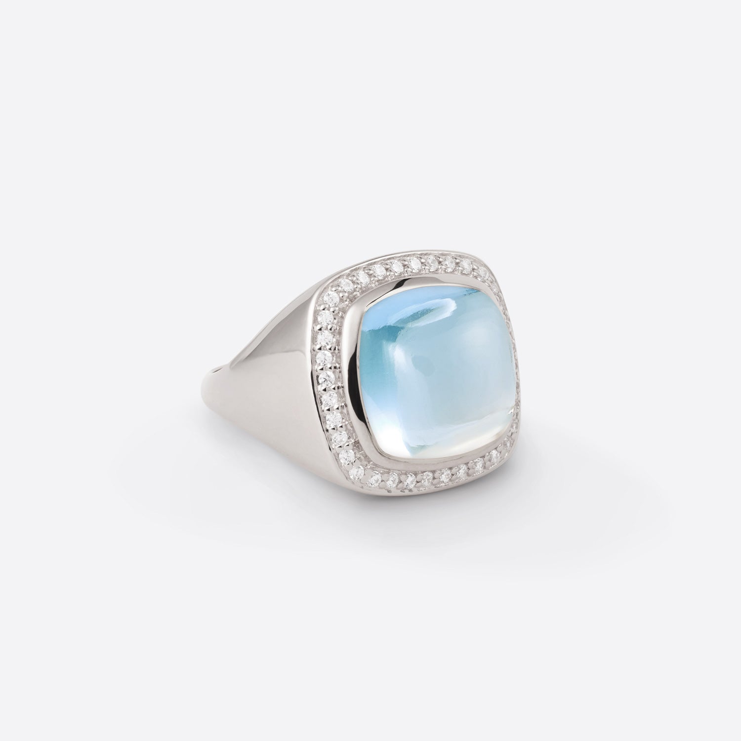 Bague chevalière en argent rhodié avec diamants et pierre fine topaze bleue sous forme coussin