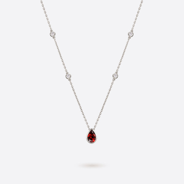 collier en argent rhodie accompagne de diamants et grenat rouge en forme de poire