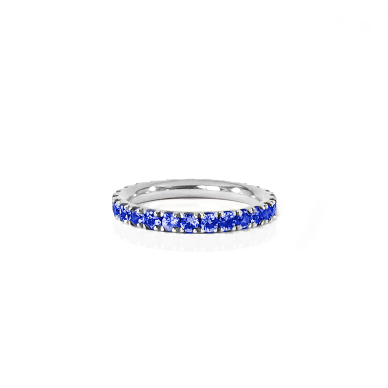 Alliance en or blanc 18k et saphir bleu du sri lanka en pavage tour complet